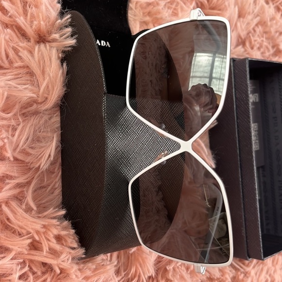 Authentic pair of PRADA oversized Sunglasses LIKE NEW SUMMER FASHION DESIGNER